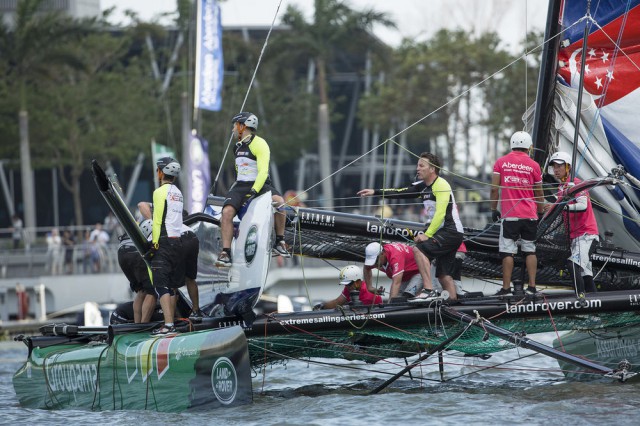 Die Boote sind so sehr ineinander verhakt, dass sie nur mit fremder Hilfe getrennt werden können. © Lloyd Images Extreme Sailing Series