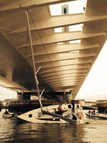 Mit Zug am Fall zum Motorboot krängt die Figaro genug für die Brückenpassage in Bordeaux. © Clément Salzes Clément Salzes Figaro