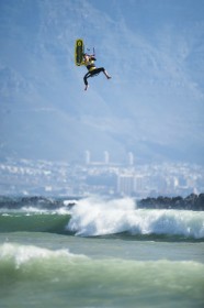Beim Red Bull King of the Air Contest wird möglichst lange, hoch und schön gesprungen unter dem Kite. © Red Bull Red Bull King of the Air