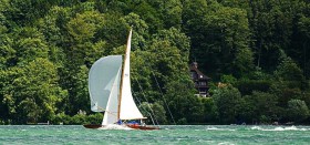 Helmut Fischer kann auch ganz gut segeln. Mit seinem zweiten Schärenkreuzerneubau ‘Freya’ segelt er bei Regatten ziemlich vorne © Karl-Peter Hopfner Helmut Fischer, Schärenkreuzer