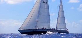 ‘Marama’ Ende Januar vor Antigua. Die Ketsch profitiert seglerisch vom leichten Interieur und einigen qm Segelfläche mehr an längeren Masten © Vegard Bleikli Marama