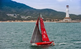 Raumgang vor der Guanyin Statue in Sanya, einem der zehn Etappenhäfen. © Victor Fraile / Volvo Ocean Race Dongfeng