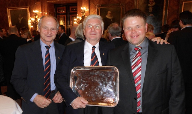 Jens Kellinghusen mit dem German Offshore Award, Günter Alajmo und Jan Hilbert (r.) aus dem “Varuna” Team © AB – SegelReporter Jens Kellinghusen mit dem German Offshore Award, Günter Alajmo und Jan Hilbert (r.) aus dem "Varuna" Team © AB - SegelReporter