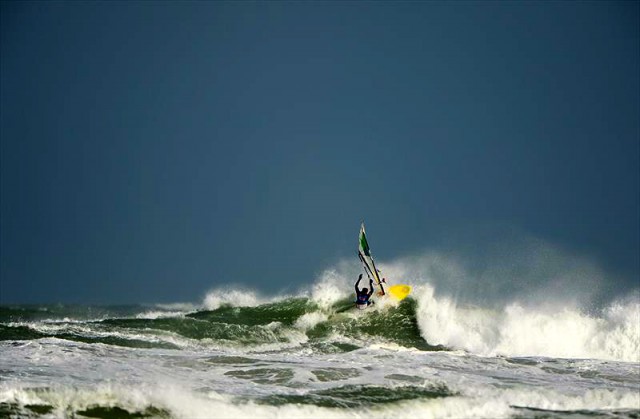 Konfuse Wellen stellen die vier Extremsurfer vor große Herausforderungen. © Bob Berry / www.bbphoto.net Red Bull Storm Chase