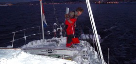 Das Boot als Skihütte. Loon Dykstra im Dezember auf dem Achterdeck von ‘Bestevaer 2‘ vor Tromsö Dank Golfstrom ist nur das Deck gefroren. © Gerard Dykstra Dykstra