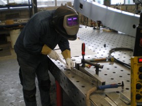 Die 6 mm Nirobleche werden zu einem stabilen Arm für den Einbau ins Ruderblatt vorbereitet © Steiner Design