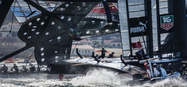 Die fast Kenterung vom Team New Zealand beim America’s Cup wurde das<br />Mirabaud Yacht Racing Image of the Year 2013. © Abner Kingman TNZ fast Kenterung