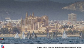 2.4 vor der Kathedrale der Heiligen Maria in Palma. © 2014 Martinez Studio/ 45 TROFEO PRINCESA SOFIA 2.4 vor der Kathedrale der Heiligen Maria in Palma. © 2014 Martinez Studio/ 45 TROFEO PRINCESA SOFIA