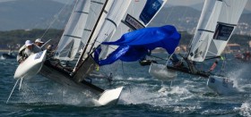 Traumbedingungen bis zu 17 Knoten Wind lassen auch die Nacra17 an ihre Grenzen gehen. © Franck Socha / ISAF Sailing World Cup Hyeres Traumbedingungen bis zu 17 Knoten Wind lassen auch die Nacra17 an ihre Grenzen gehen. © Franck Socha / ISAF Sailing World Cup Hyeres