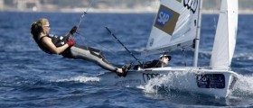 Annika Bochmann checkt die Einstellung der Fock und segelt dann mit Karoline Göltzer auf Rang sechs vor. © Jacques Vapillon Bochmann Göltzer