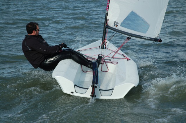 Richtig hängen an der Kreuz kann man auch hier – mit knapp neun Quadratmetern Segelfläche kein Wunder! © rs aero sailing Richtig hängen an der Kreuz kann man auch hier – mit knapp neun Quadratmetern Segelfläche kein Wunder! © rs aero sailing
