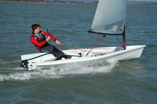 Stimmt: so richtig spektakulär sieht’s nicht aus. Aber der gemeine Laser-Segler wird sofort gewisse Vorteile im Vergleich mit Der Geliebten Kühlschranktüre entdecken © RS Aero sailing Stimmt: so richtig spektakulär sieht's nicht aus. Aber der gemeine Laser-Segler wird sofort gewisse Vorteile im Vergleich mit Der Geliebten Kühlschranktüre entdecken © RS Aero sailing