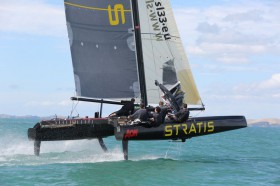 Dave Ridley (senior executive Hall Spars NZ) rast mit mehr als 30 Knoten über den Parcours. © oceanphotography.co.nz SL33 Foiling