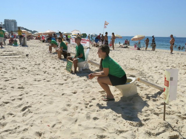 Schon seit Jahren protestieren viele umweltbewusste Brasilianer gegen die Umweltsünden ihrer Regierung. Eine Verbesserung der Wasserqualität durch die Olympischen Spiele wäre ein echtes Geschenk ans brasilianische Volk gewesen © meu rio Schon seit Jahren protestieren viele umweltbewusste Brasilianer gegen die Umweltsünden ihrer Regierung. Eine Verbesserung der Wasserqualität durch die Olympischen Spiele wäre ein echtes Geschenk ans brasilianische Volk gewesen © meu rio