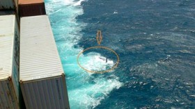 Die gekenterte Cheeki Rafiki neben dem Maersk Frachter. Konnten sich die Segler in die Rettungsinsel retten? © Coast Guard