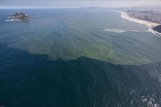 Zehntausende Tonnen Müll und Millionen Liter Abwässer werden jeden tag in die Bucht geschwemmt © Secretaria de Estado do Ambiente do Rio