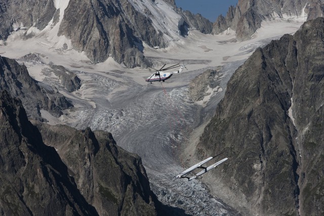 Auch Alinghi wurde per Helikopter verschleppt. Im August 2009 schwebte der Katamaran vom Genfer See bis nach Genua. © Alinghi/Borlenghi Auch Alinghi wurde per Helikopter verschleppt. Im August 2009 schwebte der Katamaran vom Genfer See bis nach Genua. © Alinghi/Borlenghi