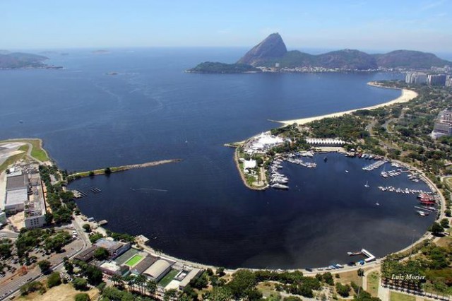 Selbst bei den offiziellen Urlaubsfotos muss man sich mit der Drecksschliere mitten in der Bucht abfinden © Secretaria de Estado do Ambiente do Rio