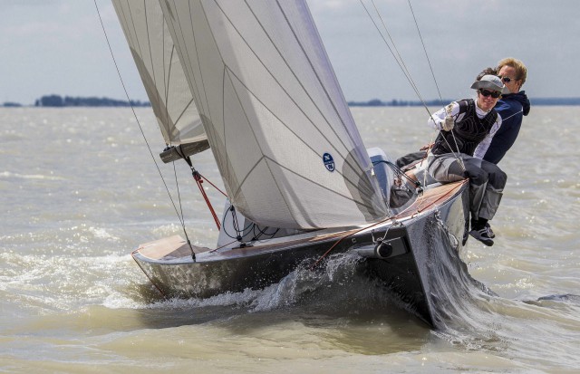 Juliane Hempel an Bord der von ihr für Hans Spitzauer gezeichneten 'Lago 26' auf dem Neusiedler See © Championships