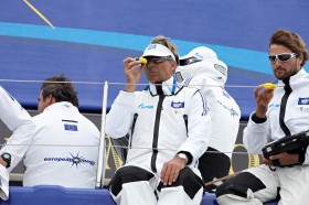 “Schümi” immer auf der Suche nach deutschen Segeltalenten – hier mit Boris Herrmann (rechts) auf der “Esimit Europa 2” beim Welcome Race der Kieler Woche 2013. © Heinrich Hecht "Schümi" immer auf der Suche nach deutschen Segeltalenten - hier mit Boris Herrmann (rechts) auf der "Esimit Europa 2" beim Welcome Race der Kieler Woche 2013.