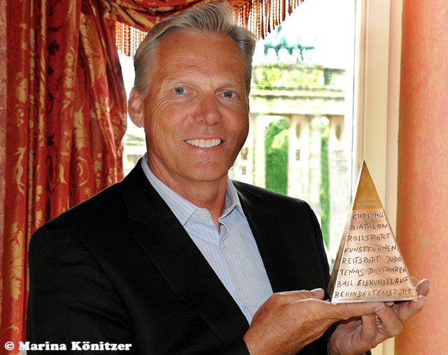 Jochen Schümann im Bundeszimmer des Hotels “Adlon” mit der Goldenen Sportpyramide vor dem Hintergrund des Brandenburger Tors. Jochen Schümann