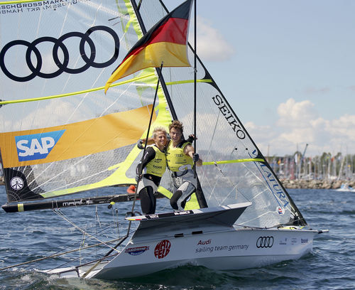 Erik Heil und Thomas Plößel feiern ihren Sieg im stärksten Kieler Woche Feld bei den 49er. © Kieler Woche /OKpress Heil Ploessel