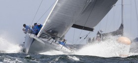 Die ‘Platoon’ pflügt mit Höchstgeschwindigkeiten durch das IDM-Feld bei der Kieler Woche 2014 © OKpress / Kieler Woche 'Schusswaffe' contra 'Telefonzelle'? Die 'Platoon' pflügt mit Höchstgeschwindigkeitn durch IDM-Feld der Kieler Woche. Foto: OKpress / Kieler Woche