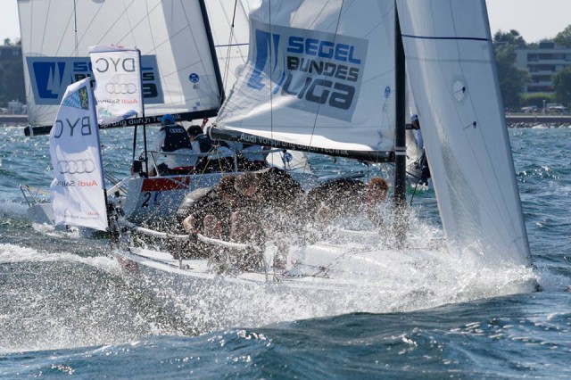 Der Düsseldorfer Yacht Club mit Morten Bogacki bei einer harten Wende in hoher Welle. © Sven Jürgensen Segel-Bundesliga