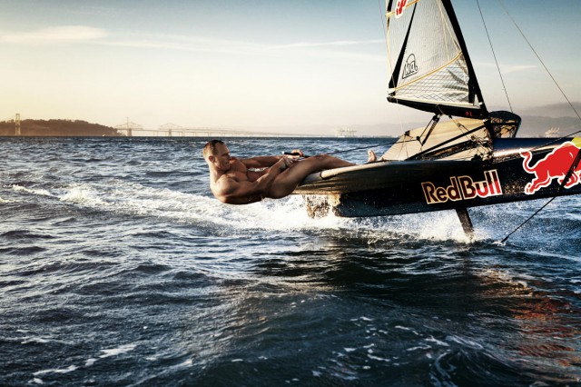 Jimmy Spithill äußerst dürftig bekleidet auf einer Moth beim Foto Shooting für das Body Issue des ESPN Magazins © ESPN The Magazine Jimmy Spithill nackt