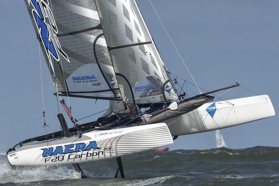 Flog am schnellsten rund Texel: der erste Nacra F20 Carbon mit L-Schwertern. © Laurens Morel / saltycolours.com Flog am schnellsten rund Texel: der erste Nacra F20 Carbon mit L-Schwertern. © Laurens Morel / saltycoulors.com
