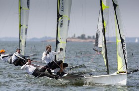 Bei sieben bis zwölf Knoten vor Helsinki hatten viele 49er-Teams nicht immer genug Druck zum Doppeltrapez. © Mick Anderson / sailingpix.dk