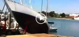 Yacht rutscht von Hänger