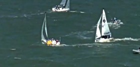 Das Team vom Bodensee Yacht Club Überlingen erwischt eine Tonne vom Leetor an der falschen Seite und bleibt daran hängen. Segel-Bundesliga