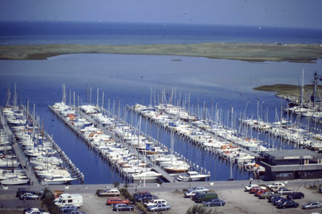 Blick über die Marina Wendtorf und den Bottsand vor 24 Jahren. Das Naturschutzgebiet liegt heute höher und wehrt Hochwasser ab. ©Andreas Kling