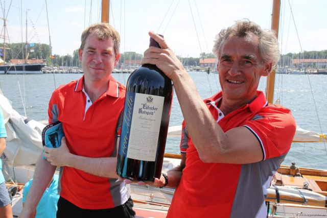 Bei der 125. Travemünder Woche kämpften sie um sechs Liter Rotspon: Der Lübecker Bürgermeister Bernd Saxe (rechts) gewann gegen Kiel Pendant Ulf Kämpfer, hatte allerdings im ungleichen Matchrace auch das schnellere Boot. Wer sticht nun den anderen bei der Olympiabewerbung aus? ©segel-bilder.de Bei der 125. Travemünder Woche kämpften sie um sechs Liter Rotspon: Der Lübecker Bürgermeister Bernd Saxe (rechts) gewann gegen Kiel Pendant Ulf Kämpfer, hatte allerdings im ungleichen Matchrace auch das schnellere Boot. Wer sticht nun den anderen bei der Olympiabewerbung aus? ©segel-bilder.de