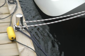 Gleich zweimal verkehrt: Die helle Leine auf Slip kann bei steigendem Wasser vom Steg aus genauso wenig verlängert werden wie die blaue, gespleißte Schlaufe. ©Andreas Kling