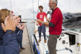 Standing Ovations vom RORC-Empfangskomitee für die beiden Deutschen am Steg in Cowes. ©Patrick Eden/RORC