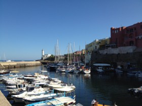 Der in den Stein gehauene Hafen von Ventone gilt als Wunder antiker römischer Baukunst © SegelReporter Segel Sommertörn Italien Neapel