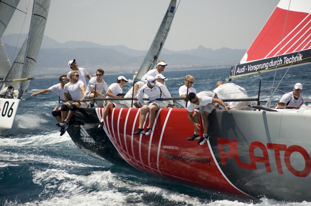 Zielauftrag America’s Cup: die ‘Platoon powered by Team Germany’ vor sechs Jahren mit Eigner Harm Müller-Spreer (hinten stehend) und Steuermann Jochen Schümann sowie unter anderem (von links) Tim Kröger, Jan Schoepe, Matti Paschen und Tony Kolb (vorn hängend). ©Platoon Zielauftrag America's Cup: die 'Platoon powered by Team Germany' vor sechs Jahren mit Eigner Harm Müller-Spreer (hinten stehend) und Steuermann Jochen Schümann sowie unter anderem (von links) Tim Kröger, Jan Schoepe, Matti Paschen und Tony Kolb (ganz vorn). ©Platoon