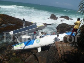 Kleinplastikteile auf Riff – Bourgnons Katamaran zerschellte vor der Küste Sri Lankas © daily mirror