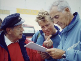 Ergebnisstudium unter der IOR-Rechnerei: Hans-Otto Schümann (links) mit Willi Illbruck (rechts) und ‘Pinta’-Bootsmann Thomas ‘Beppo’ Michaelsen. ©Andreas Kling Ergebnisstudium unter der IOR-Rechnerei: Hans-Otto Schümann (links) mit Willi Illbruck (rechts) und 'Pinta'-Bootsmann Thomas 'Beppo' Michaelsen. ©Andreas Kling