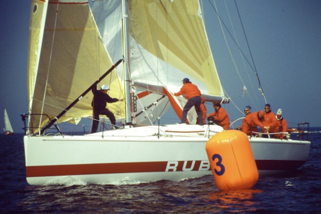 Der IMS 44 Fußer ‘Rubin XIV’ mit Steuermann Thomas Jungblut und Taktiker Jörgi Heinritz (blaue Mütze) unterlag 1995 in der AC Quali. ©Andreas Kling Der Zweitonner 'Rubin XII' mit Steuermann Thomas Jungblut und Taktiker Jörgi Heinritz (blaue Mütze) gewann 1993 mit dem Eintonner 'Pinta' und dem 50-Füßer 'Container' den Admiral's Cup für Deutschland. ©Andreas Kling