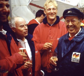 Am liebsten feierte er Erfolge inmitten seiner ‘Rubin’-Crew: Hans-Otto Schümann mit (von links) Steffen Müller, Ulli Tischendorf und Dietrich Tauber. ©Andreas Kling Am liebsten feierte er Erfolge inmitten seiner 'Rubin'-Crew: Hans-Otto Schümann mit (von links) Steffen Müller und Ulli Tischendorf. ©Andreas Kling