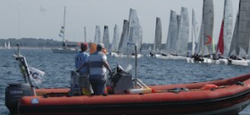 Peilung der Startlinie vom Race-Committee-Boot: Kann Technik das besser und ersetzen? ©Andreas Kling Peilung der Startlinie vom Race Commitee-Boot: Kann Technik das ersetzen? ©Andreas Kling