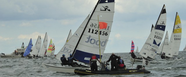 Wagt eine Crew an der Tonne einen Steuerbordstart, ist dem Wettfahrtleiterteam im Schlauchboot schnell der Blick über die Linie komplett versperrt. ©Marina Könitzer Wagt eine Crew an der Tonne einen Steuerbordstart, ist dem Wettfahrtleiterteam im Schlauchboot schnell der Blick über die Linie komplett versperrt. ©Marina Könitzer