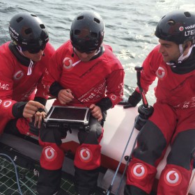 Mit einem Tablet kommunizierte die Crew über das LTE-Netz mit den Fans und zog gleichzeitig die Daten für den zu segelnden Kurs. ©STG Mit einem Tablet kommunizierte die Crew über das LTE-Netz mit den Fans und zog gleichzeitig die Daten für den zu segelnden Kurs. ©STG
