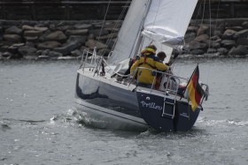 Wer ein gescheites Boot wie die Luffe 37 hat und segeln kann, kreuzt sogar aus der Hafen von Anholt © Uwe Baykowski