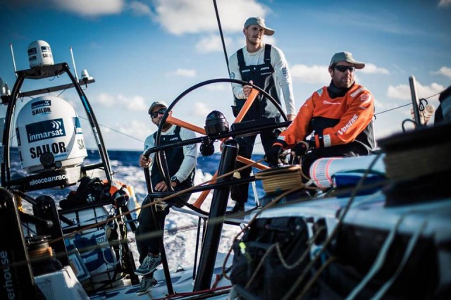 Nicolai Sehested am Steuer präsentiert den sportiven, jugendlichen Cap-Look. © Brian Carlin – Team Vestas Wind Team Vestas