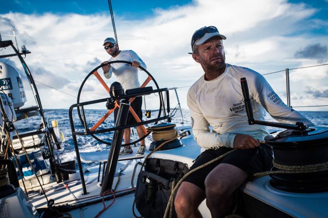 Auch Vestas Skipper Chris Nicholson muss als Trimmer ran. @ Brian Carlin/Team Vestas Wind/Volvo Ocean Race Volvo Ocean Race