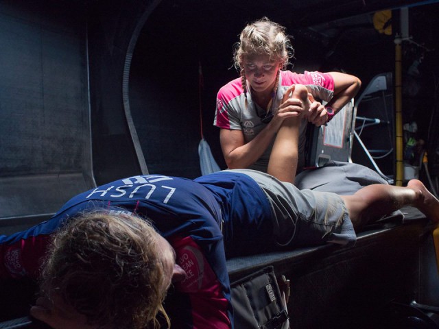 Sophie Ciszek behandelt Annie Lush’s schmerzende Achillessehne. © Corinna Halloran/Team SCA/Volvo Ocean Race Volvo Ocean Race